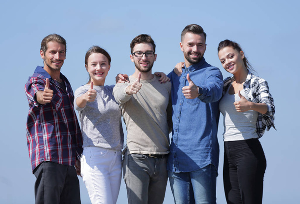 группа молодых людей, показывающих большой палец вверх
 - Фото, изображение