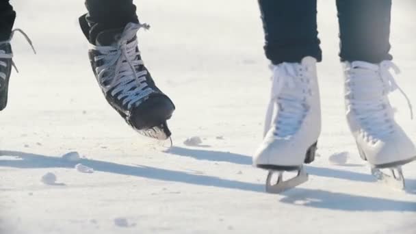 Primer plano de las piernas de las niñas en patines patinaje artístico en la pista de hielo
 - Metraje, vídeo