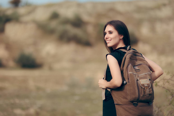 Kobieta szczęśliwa podróż z plecak na wycieczki górskie - Zdjęcie, obraz
