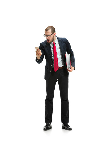 Злой бизнесмен разговаривает по телефону изолирован на белом фоне в студии съемки
 - Фото, изображение