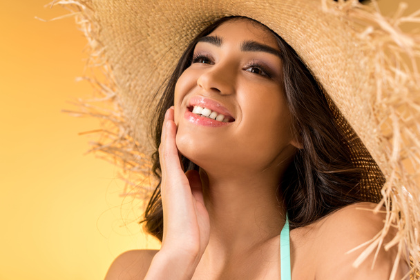 cheerful attractive girl in straw hat, isolated on yellow - Foto, Imagem