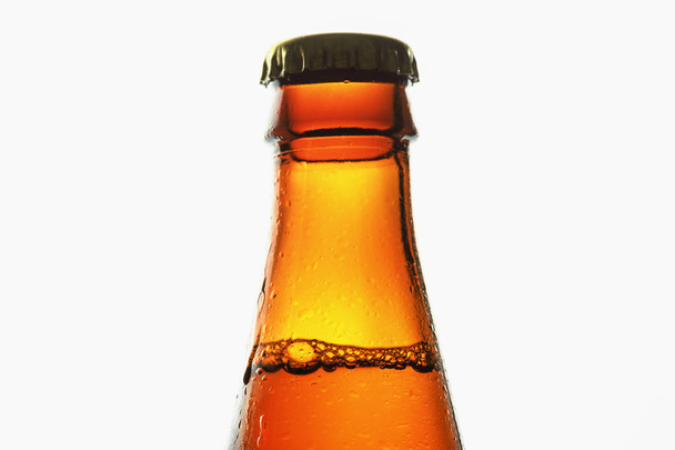 Botella de vidrio marrón de cerveza sobre fondo blanco
 - Foto, imagen