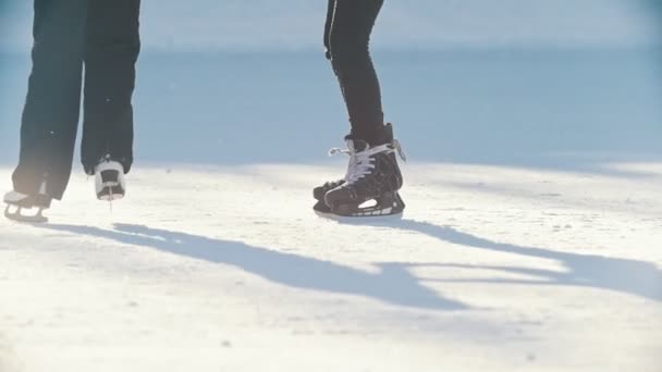 Dos novias adolescentes aprendiendo a patinar y divertirse - piernas de cerca
 - Imágenes, Vídeo