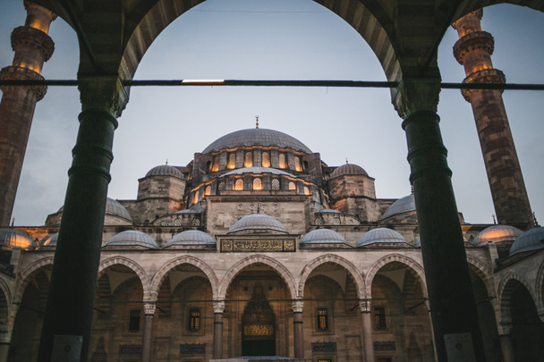 Vue par arche sur la mosquée suleymaniye à Istanbul, Turquie
 - Photo, image