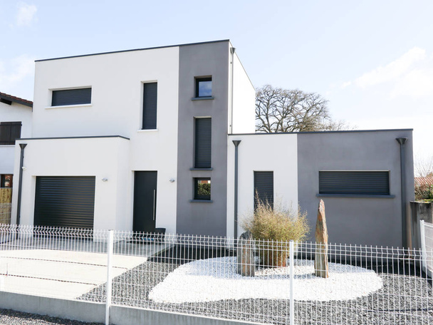 casa de nueva construcción en estilo moderno gris y blanco residencial y diseño
 - Foto, imagen
