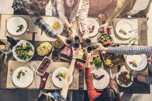 Skupina lidí, kteří mají jídlo pospolitosti jídelní opékání brýle - Fotografie, Obrázek