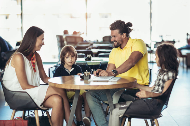  Rodina se dvěma dětmi s velkou čas v kavárně po nakupování - Fotografie, Obrázek