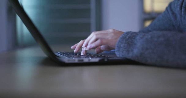 Femme travaillant sur ordinateur portable à la maison le soir
  - Photo, image