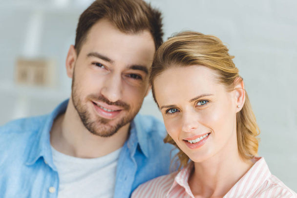 Portrait of young smiling caucasian couple  - Foto, afbeelding