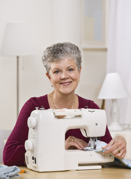 Mujer en la máquina de coser
 - Foto, Imagen
