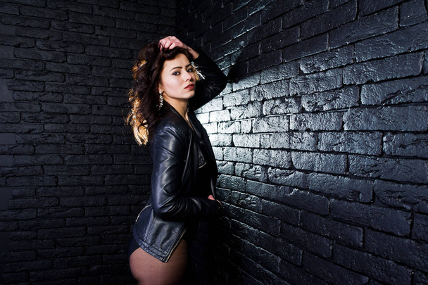 Studio portrait of sexy brunette girl in black leather jacket ag - Foto, Imagen