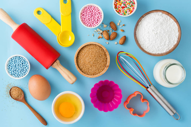 Ingredientes y herramientas de cocina para hornear pastel
 - Foto, Imagen