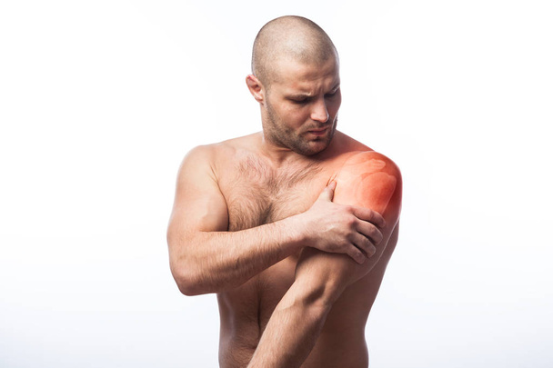 Omuz ağrısı ağrıyan bir kol bir beyaz izole arka plan üzerinde tutarak saçsız atletik delikanlı forearm için yaralanma - Fotoğraf, Görsel
