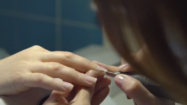 Kobieta w salonie, coraz manicure. Obróbki i kształtowania - Materiał filmowy, wideo