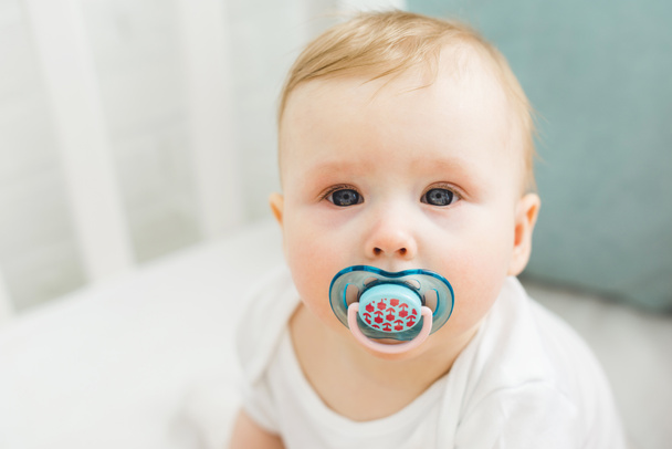 Retrato de bebé con maniquí en cuna
 - Foto, imagen