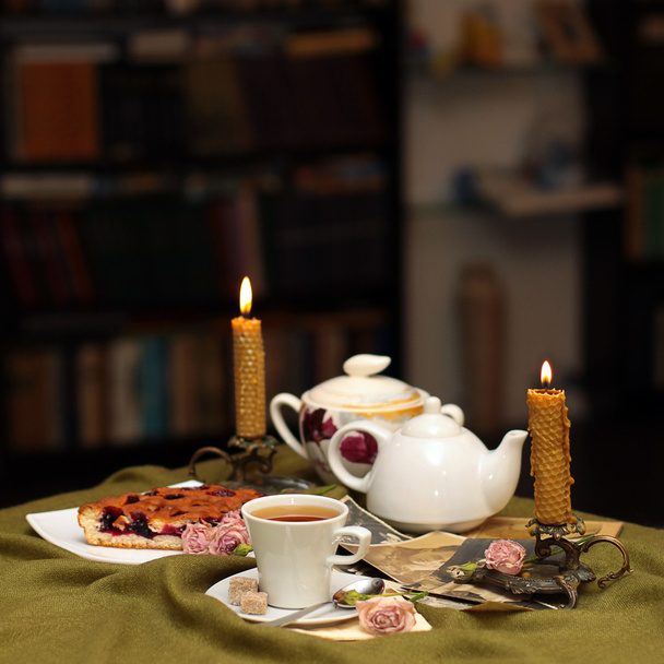 Tè su uno sfondo di candele
 - Foto, immagini