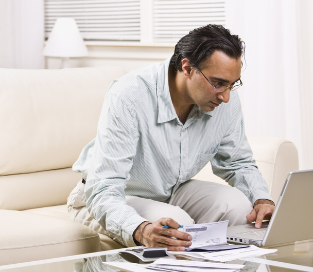 Hombre pagando facturas con el ordenador portátil
 - Foto, imagen
