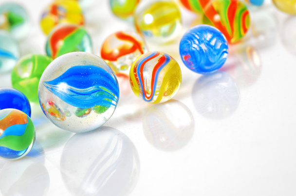 Coloridos mármoles de vidrio
 - Foto, imagen