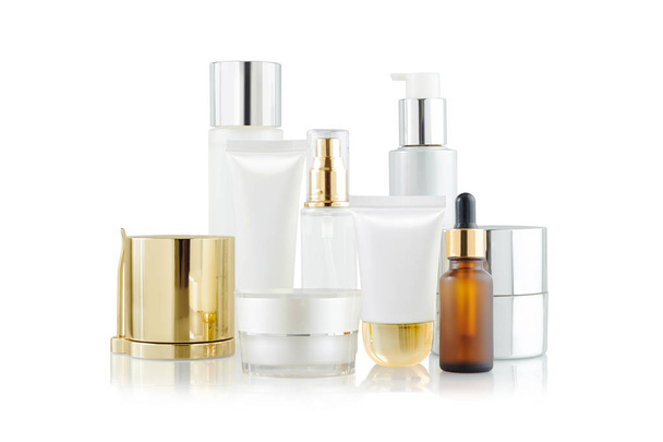 Joukko kosmeettisia astioita. Kosmeettisia valmisteita sisältävät pullot, annostelijat, tippurit, purkit ja putket, jotka on eristetty valkoiselle
 - Valokuva, kuva