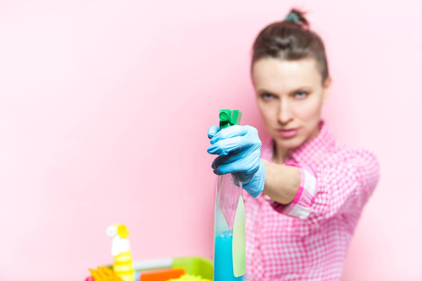 Woman with house supplies ready to  clean room. Spring cleaning concept - Foto, afbeelding