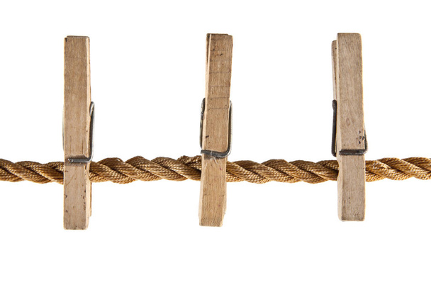 Holzklammern an einem Seil isoliert auf weißem Hintergrund - Foto, Bild