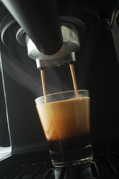 Coffee machine pouring fresh coffee - Valokuva, kuva
