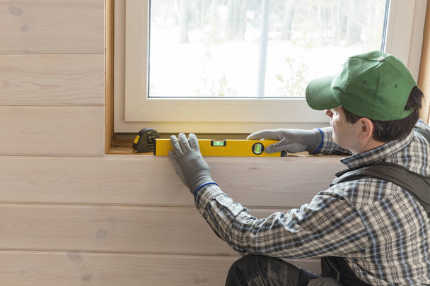 Travailleur de la construction isolation thermique maison à ossature en bois éco avec plaques de fibre de bois. Lettonie
 - Photo, image