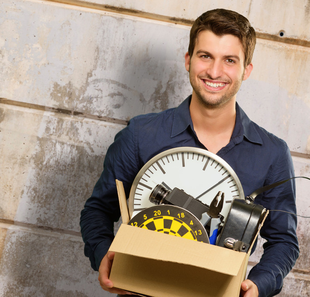 πορτρέτο της ευτυχισμένος άνθρωπος που κρατά το κουτί από χαρτόνι - Φωτογραφία, εικόνα
