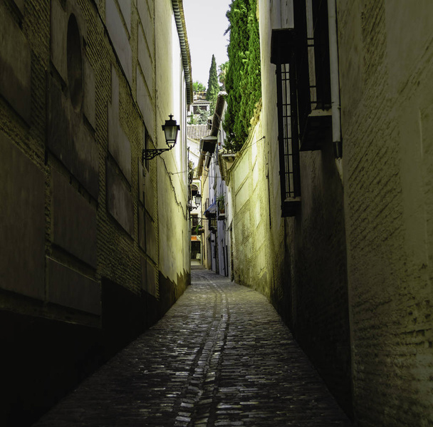Keskeny utca, Granada, Spanyolország - Fotó, kép