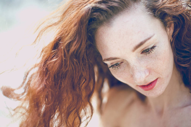 Портрет, красивая веснушка, молодая девушка с рыжими волосами, смотрящая вниз
.  - Фото, изображение