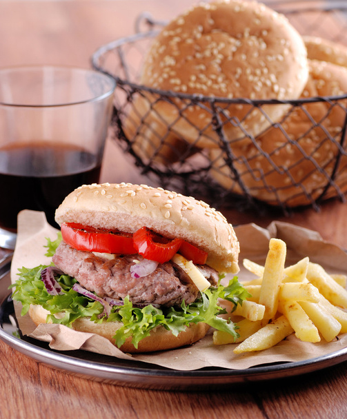 Hamburger z frytkami i sałatką - Zdjęcie, obraz