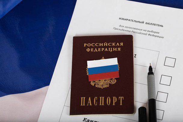 Russische paspoort op een geschatte aantal stembiljet voor pre - Foto, afbeelding