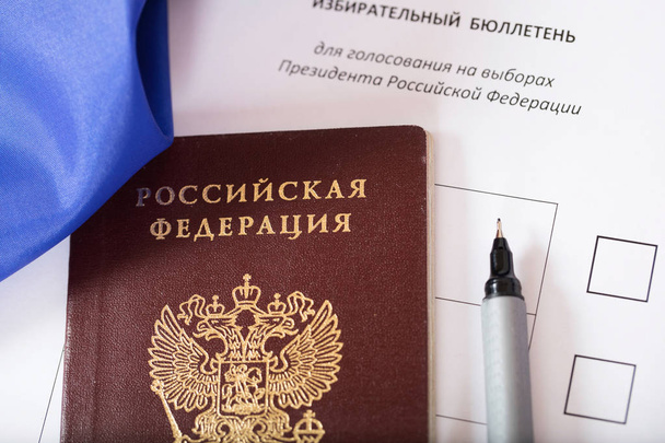 Oy kağıt pr için yaklaşık bir örnek üzerinde Rus pasaportu - Fotoğraf, Görsel