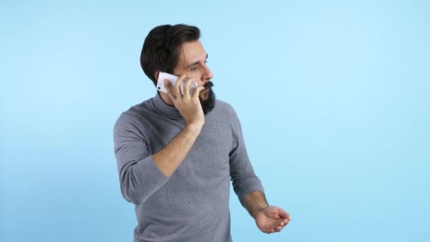 Displeased man talking by mobile phone - Filmagem, Vídeo