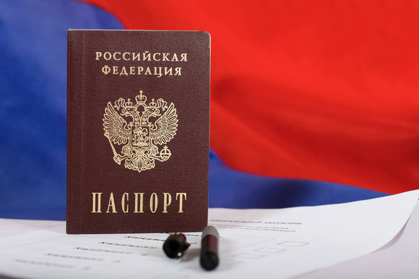 Oy kağıt üzerinde Rus pasaportu. - Fotoğraf, Görsel