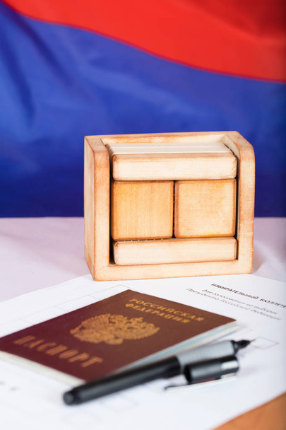 Calendrier en bois avec texte libre devant le drapeau russe
.  - Photo, image