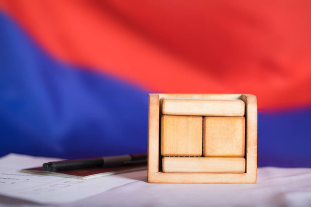 Дерев'яні календар з безкоштовні текст перед прапор Росії.  - Фото, зображення