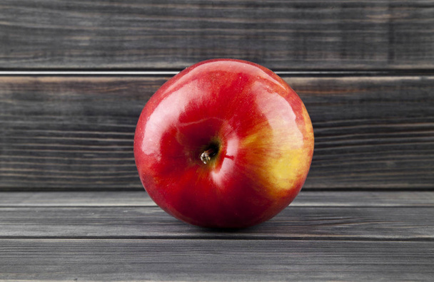 mela rossa su fondo di legno - Foto, immagini