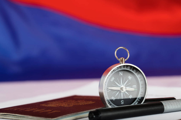 Магнитный компас, русский пропуск и черная ручка на избирательном бюллетене
. - Фото, изображение