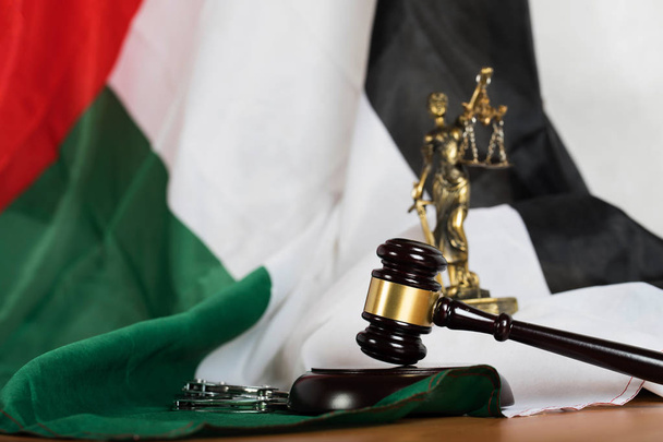 Судді молотка на прапор Об'єднаних Арабських Еміратів.  - Фото, зображення
