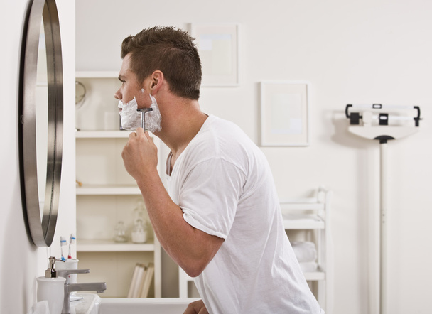 Мужчина бреется лицом
 - Фото, изображение