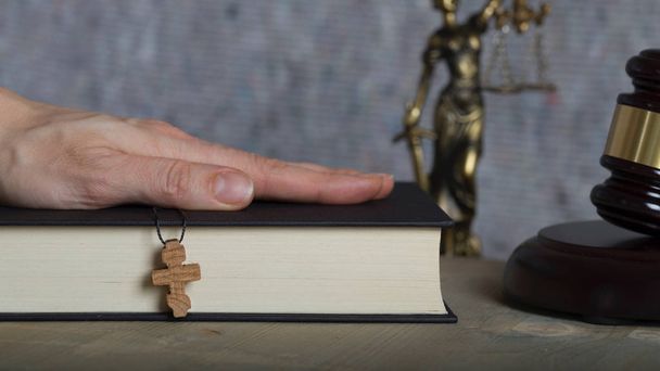 Croix en bois sur une bible. Gros plan
 - Photo, image
