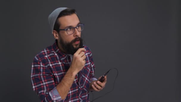 Woedend hipster persoon praten via de mobiele telefoon  - Video