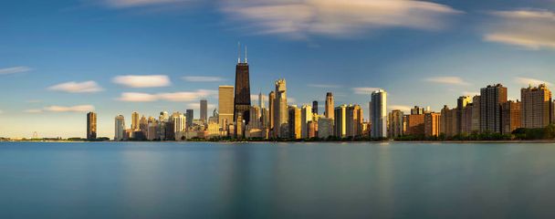 Chicago skyline ao pôr do sol visto de North Avenue Beach
 - Foto, Imagem