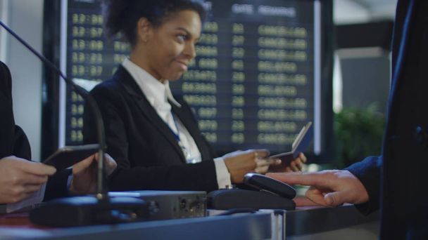 Passeggeri che passano il controllo biometrico in aeroporto
 - Foto, immagini