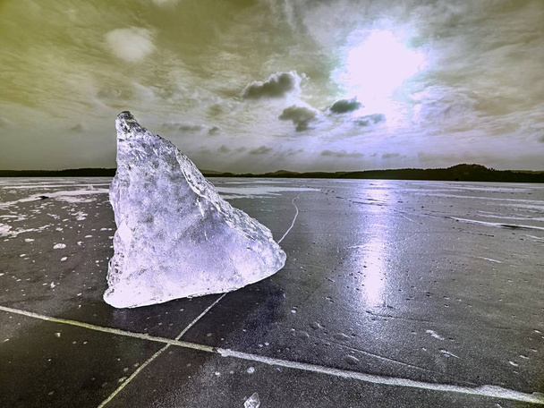 Kırık parça içinde keskin çatlaklar. Soyut buz parçası - Fotoğraf, Görsel