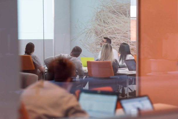 startup-yritys, nuoret luovat ihmiset ryhmä aivoriihi kokouksessa toimistossa sisustus ja käyttämällä kannettavaa tietokonetta huomata ideoita ja hankkeita - Valokuva, kuva