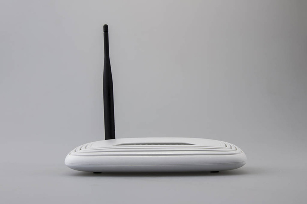 router branco com uma antena
 - Foto, Imagem