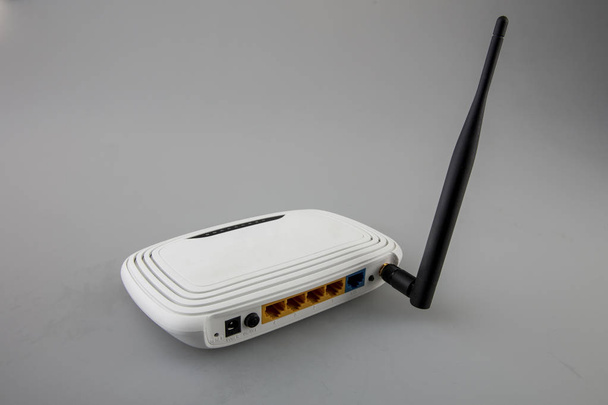 router bianco con un'antenna
 - Foto, immagini