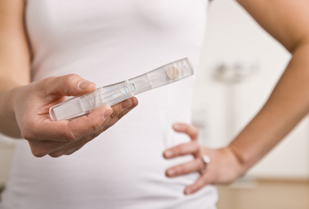 Frau mit Schwangerschaftstest - Foto, Bild